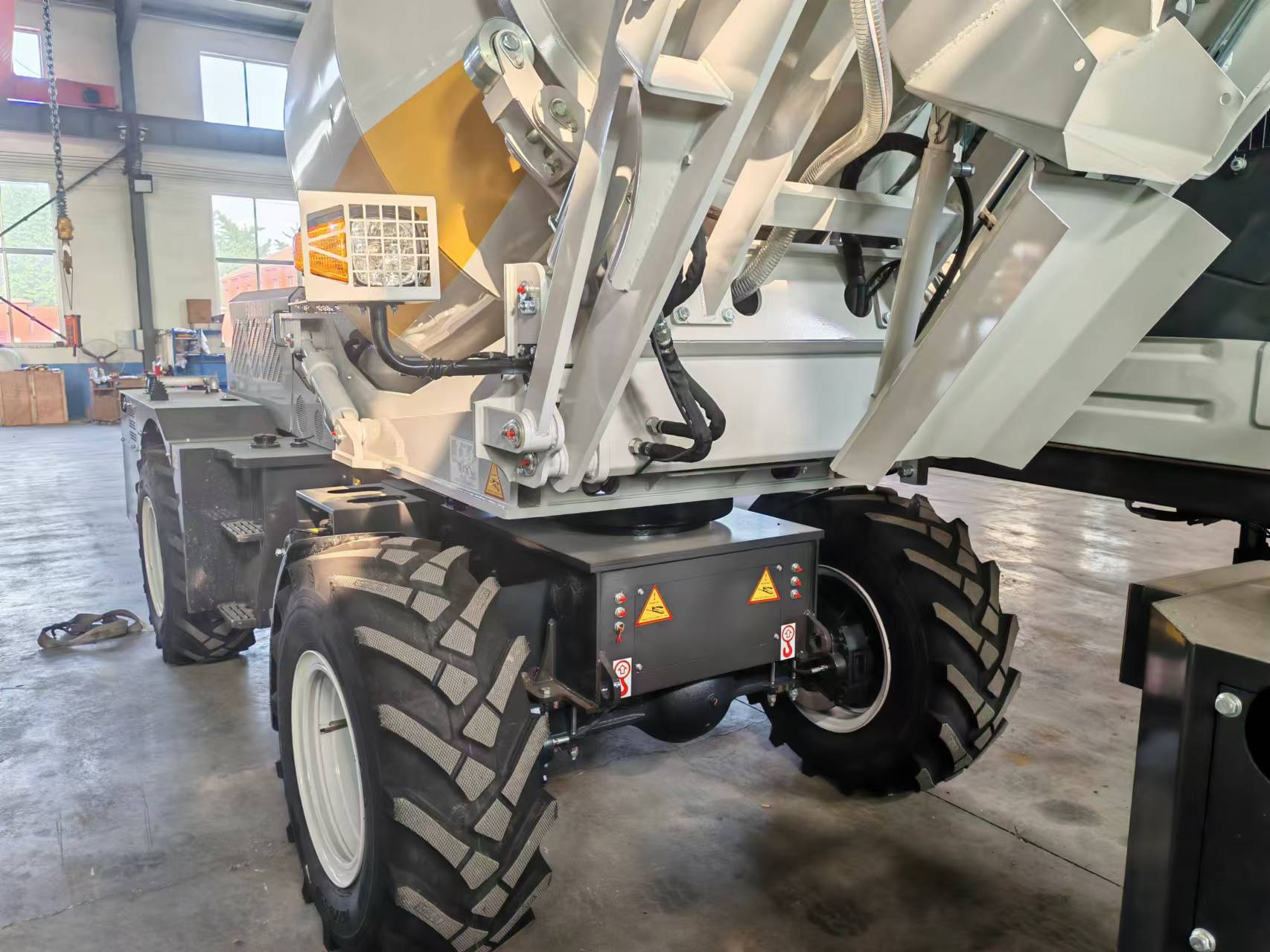 2.6m³ Self Loading Concrete Mi - Heavy Equipment Mixer のレビューと価格